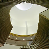 高岡市美術館　1階から2階への天井部分